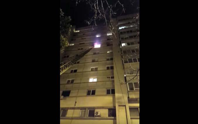 Un puternic incendiu a stârnit panică într-un bloc de 10 etaje din Pitești