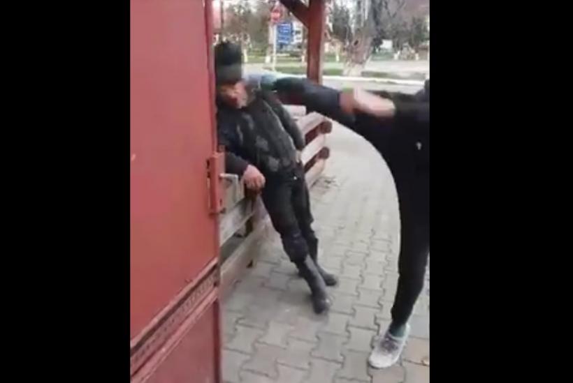 VIDEO - Imaginile care au stârnit revoltă pe internet. Un bătrân este lovit în cap de un tânăr