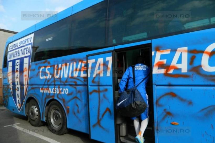 Autocarul echipei de fotbal Universitatea Craiova, atacat de suporteri