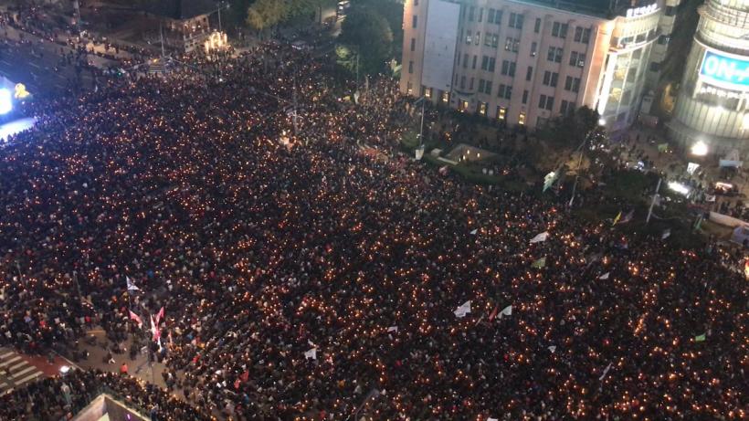 VIDEO - Mii de polițiști pe străzile din Seul în timpul unei manifestații împotriva președintelui