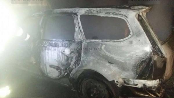 O mașină a ars complet pe autostrada Arad-Timișoara