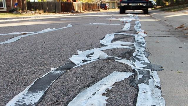 Un oraș din Colorado folosește hârtie igienică la repararea străzilor