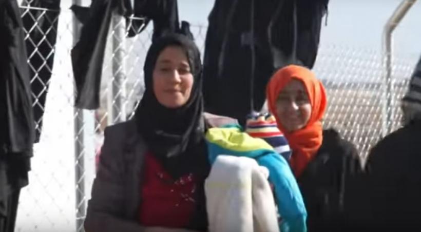 VIDEO - Femeile irakiene își aruncă vâlurile după ce au fugit din Mosul