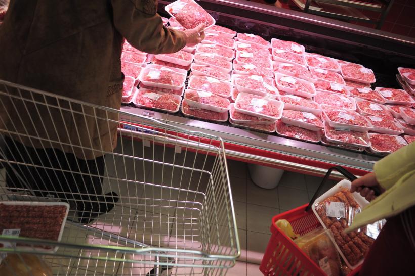 Carne, mici şi caşcaval cu E-coli în supermarketuri