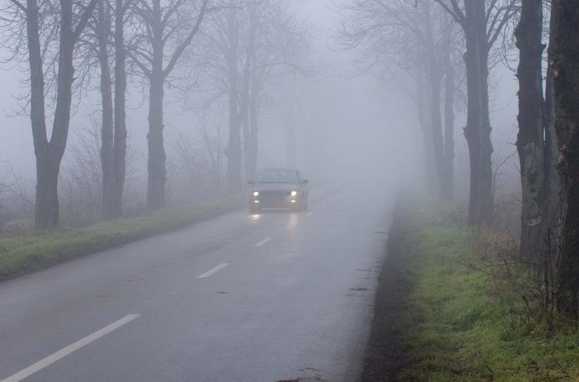Atenţionări Cod galben de ceaţă şi vizibilitate scăzută în judeţe din Transilvania, Muntenia şi Moldova, în următoarele ore
