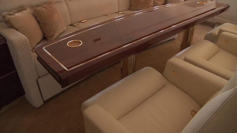 VIDEO! Iată cum arată interiorul avionului de 100 de MILIOANE de dolari al lui Trump, cu baie de aur şi home-cinema 18556735