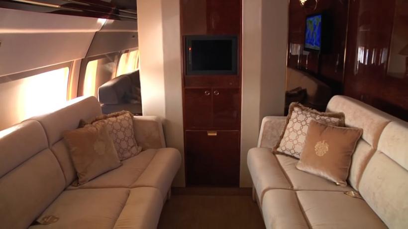 VIDEO! Iată cum arată interiorul avionului de 100 de MILIOANE de dolari al lui Trump, cu baie de aur şi home-cinema 18556738