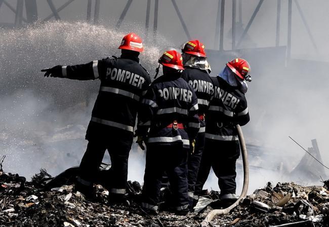 Incendiu de proporţii la o hală industrială din Arad