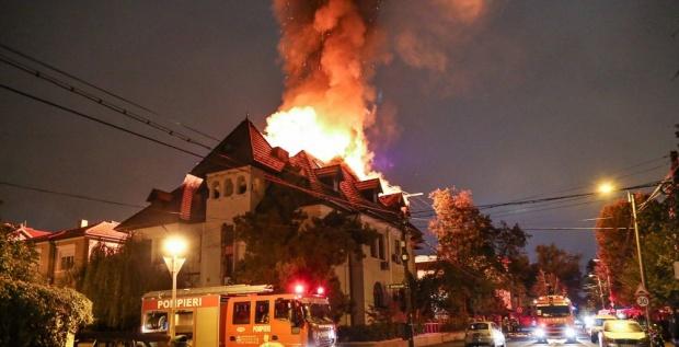 Incendiu puternic în București. Patru case au fost cuprinse de flăcări