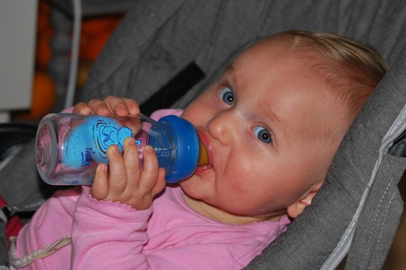 Cercetătorii afirmă: Apa poate fi FATALĂ pentru bebeluşi
