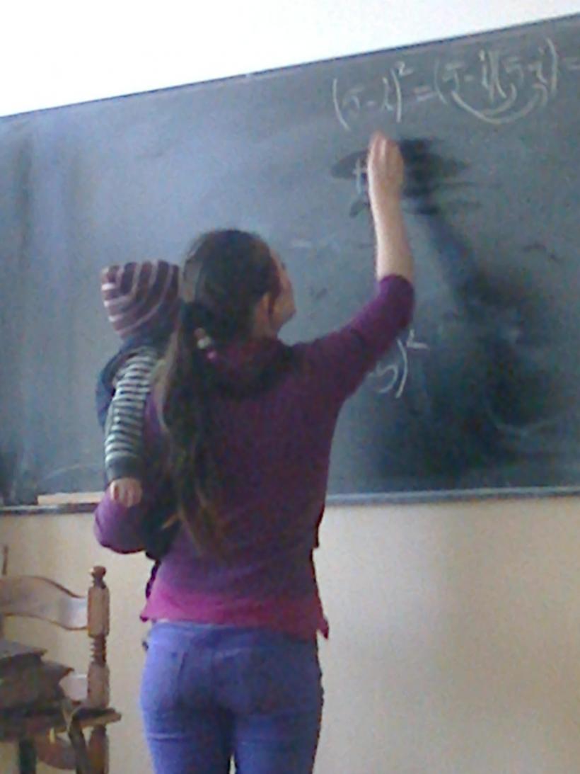 Eleva din Iași care vine cu bebelușul său la școală