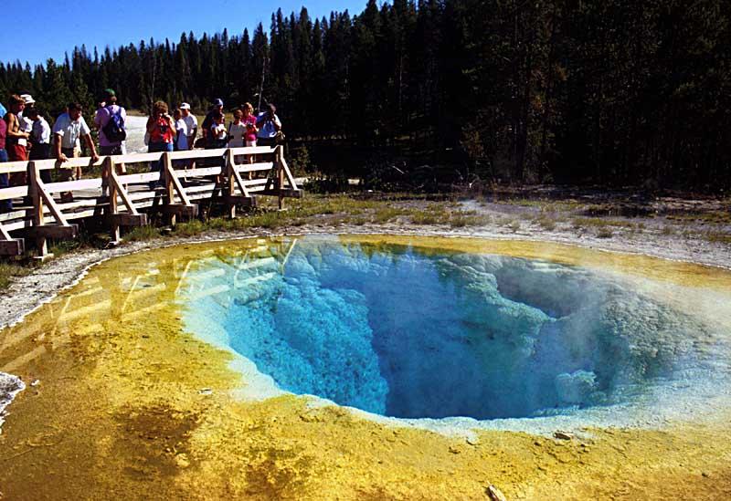 Un turist s-a dizolvat într-un izvor acid din Yellowstone