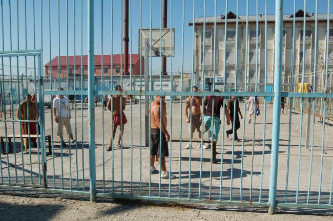 Un deţinut din Penitenciarul Oradea, arestat preventiv pentru omor, găsit spânzurat în baie 
