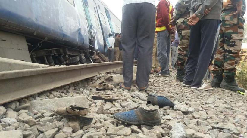 Un tren de pasageri a deraiat în nordul Indiei. Cel puțin 91 de morți