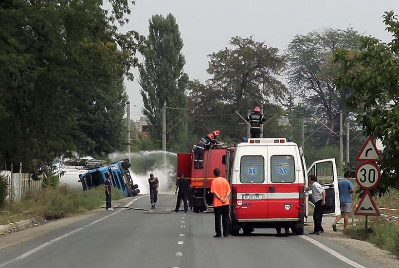 Caraş-Severin: O cisternă încărcată cu bitum lichid s-a răsturnat pe DN6, între Teregova şi Domaşnea