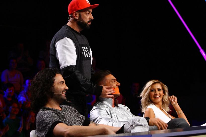 Next Star. O lamă, animalul de companie al unei concurente  18557960