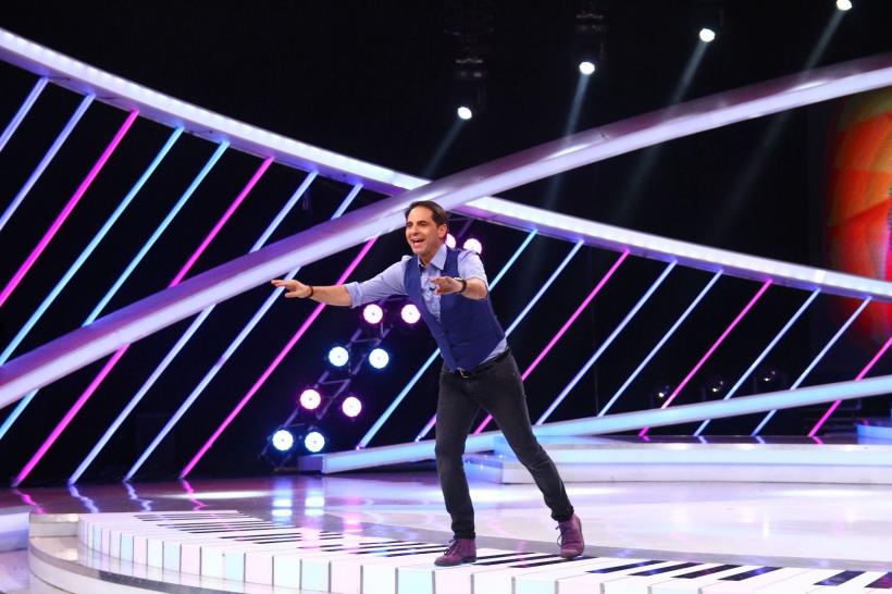 Next Star. O lamă, animalul de companie al unei concurente  18557967