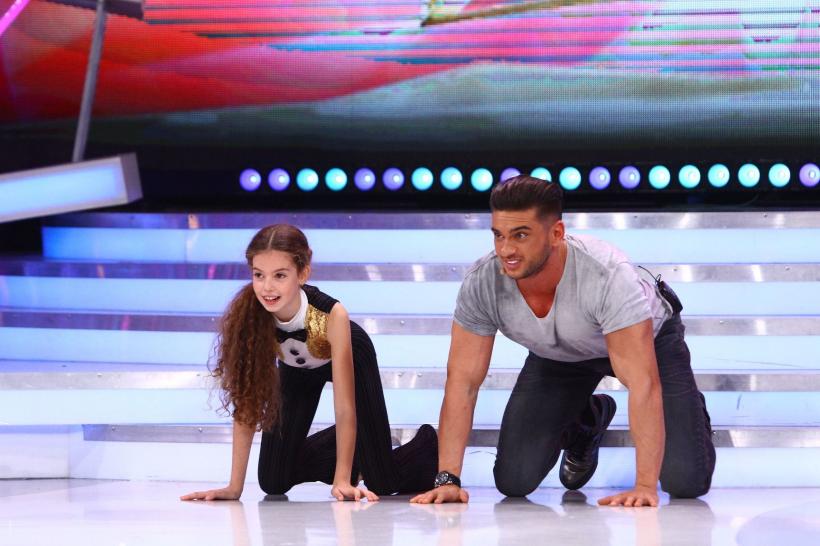 Next Star. O lamă, animalul de companie al unei concurente  18557979