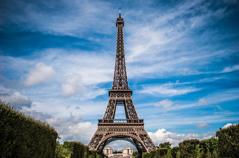 Un tronson de scără din Turnul Eiffel, vândut la licitaţie cu peste jumătate de milion de euro