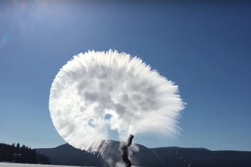 VIDEO - Spectacol surprinzător. Ce se întâmplă când arunci apă fiartă în aer când afară este ger