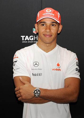Lewis Hamilton a primit o amendă de 1.000 euro pentru că a depăşit viteza maximă