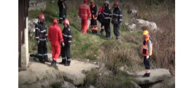 Pompierii buzoieni au găsit un bărbat inconștient, căzut într-o râpă