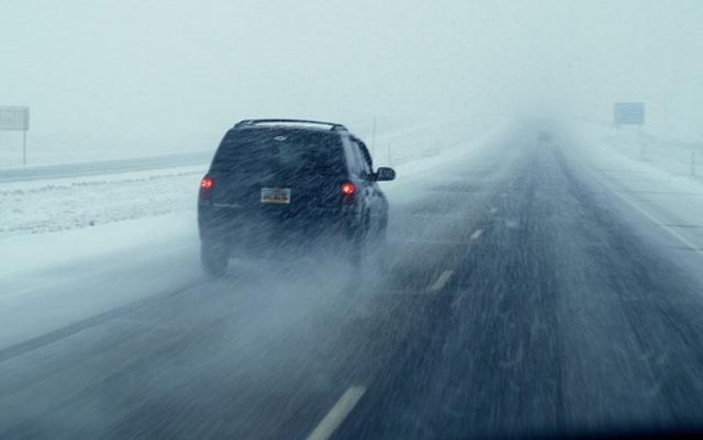 Ce drumuri din ţară sunt afectate de ninsoare