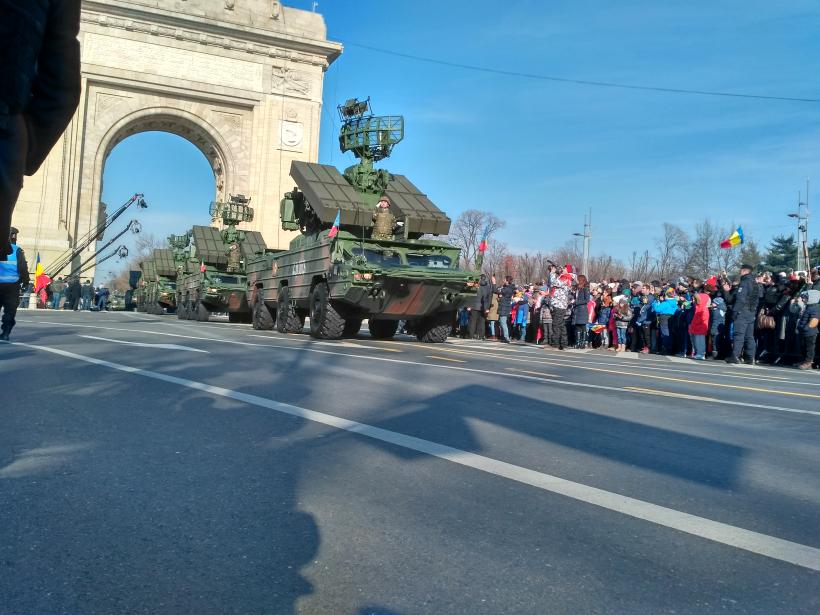 Galerie Foto - Defilarea militară cu ocazia Zilei Naţionale a României 18558896