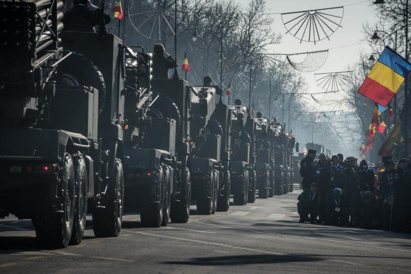 Galerie Foto - Defilarea militară cu ocazia Zilei Naţionale a României 18558962