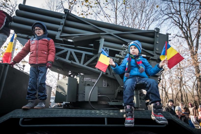 Galerie Foto - Defilarea militară cu ocazia Zilei Naţionale a României 18558971