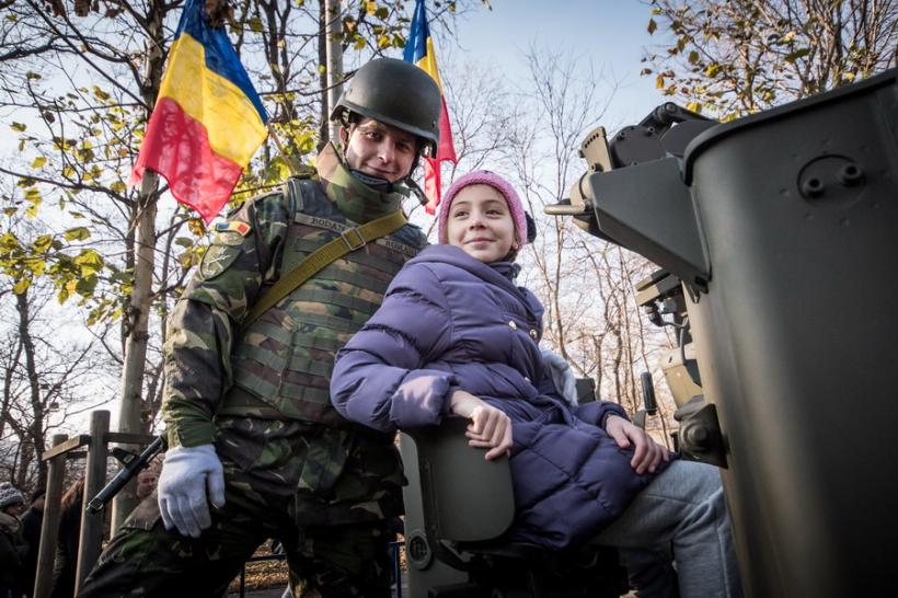 Galerie Foto - Defilarea militară cu ocazia Zilei Naţionale a României 18558972