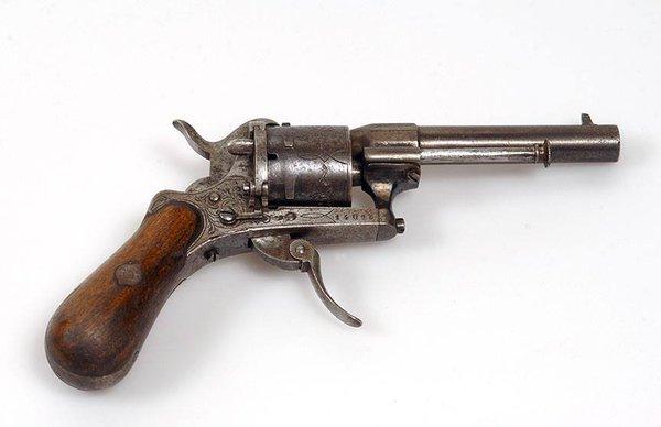 Pistolul cu care Verlaine a tras asupra lui Rimbaud, vândut la licitaţie la Paris
