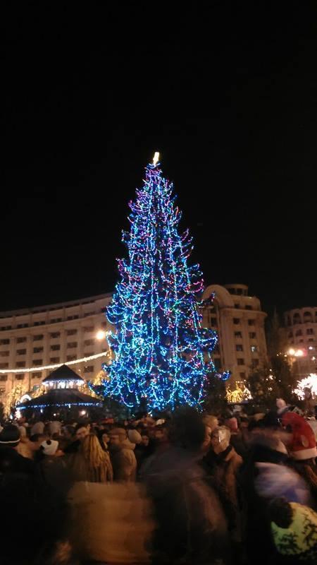 S-a aprins iluminatul festiv din Capitală și a fost deschis Târgul de Crăciun din Piața Constituției 18559080