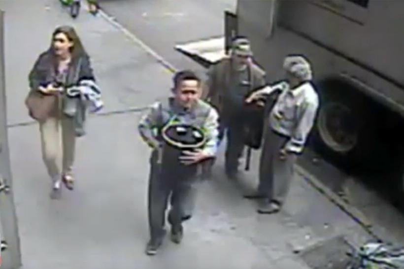 VIDEO - New York - Cum reuşeşte un bărbat să fure o găleată plină cu aur