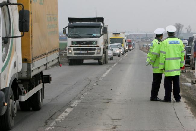 Circulaţie restricţionată pentru vehiculele mai mari de 7,5 tone pe DN13B din Harghita