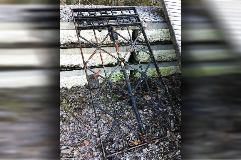 Poarta furată a lagărului de concentrare de la Dachau, găsită în Norvegia