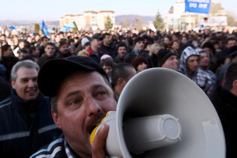 Protest spontan la uzina Dacia. Conducerea: Protestul salariaţilor a fost incorect