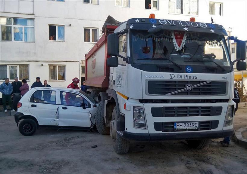 Prahova: Şoferul unui Matiz a decedat după coliziunea cu o autobasculantă parcată