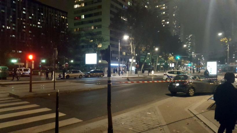 Un individ înarmat a luat ostatice mai persoane într-o agenţie de turism din Paris