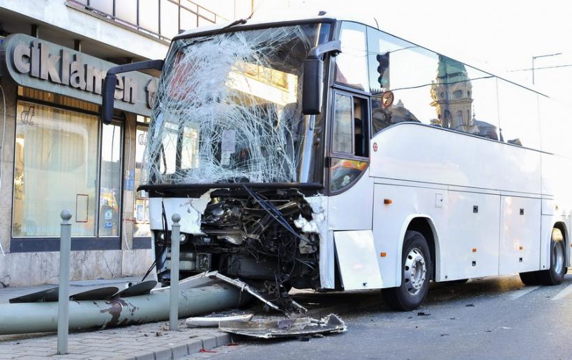 Ungaria - Un autocar românesc, implicat într-un accident rutier soldat cu doi răniți
