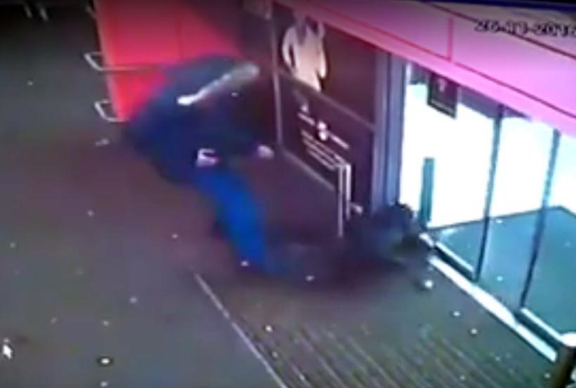 VIDEO - Imagini de o cruzime de nedeschis. Un gălățean își asmute pitbull-ul să ucidă alți câini și pisici. Ce fac autoritățile