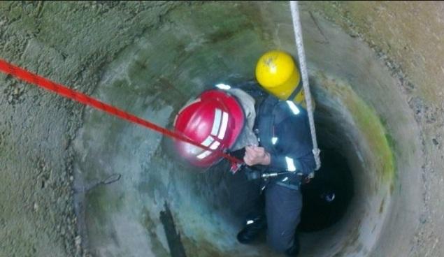 Vrancea: Femeie salvată după ce a căzut într-o fântână adâncă de 11 metri