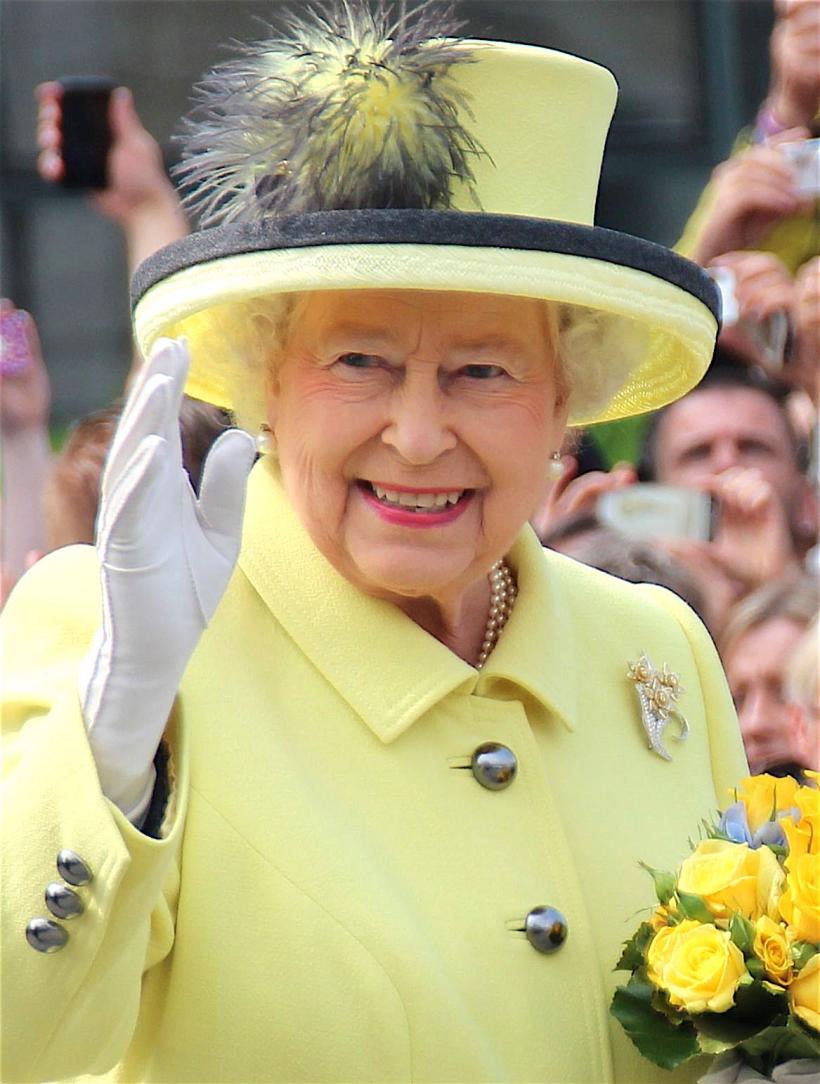 DECIZIE FĂRĂ PRECEDENT! Regina Elisabeta a II-a a aprobat legea supravegherii digitale permanente a populaţiei