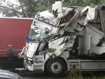 Un șofer de TIR a murit într-un accident rutier pe A1, în apropiere de Pecica 
