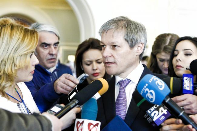 Premierul Dacian Cioloş: Cel mai important e să iasă cât mai multă lume la vot, indiferent de opţiunile politice 