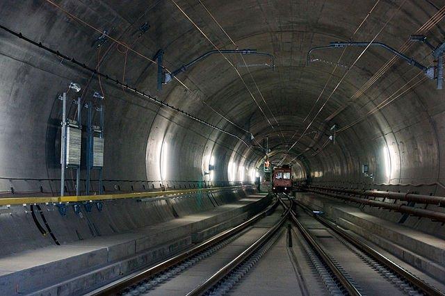 Cel mai lung tunel din lume, deschis traficului în Elveţia