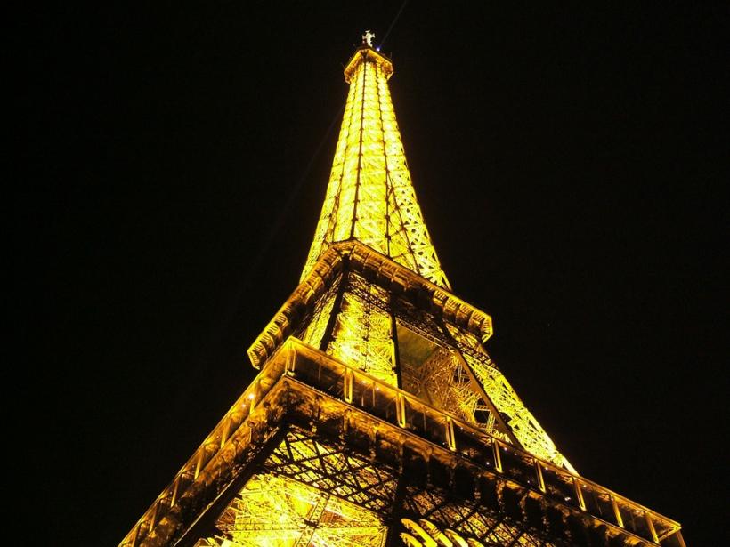 Luminile Turnului Eiffel vor fi stinse miercuri în sprijin faţă de oraşul Alep