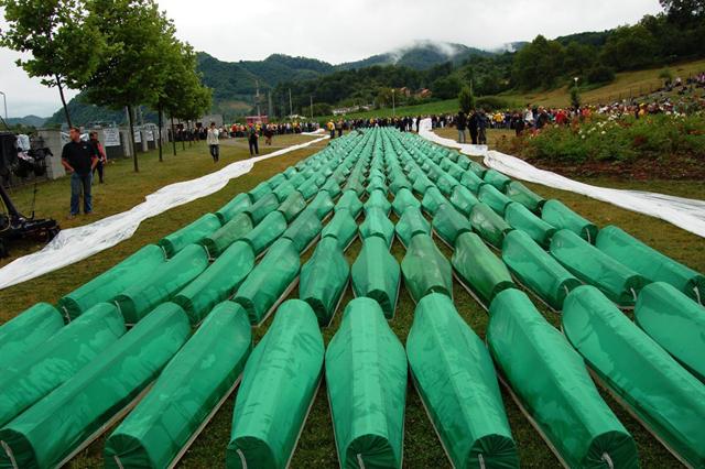 Primul proces pentru masacrul de la Srebrenica debutează cu o amânare