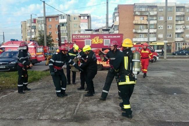 Explozie la un apartament din Bucureşti; o femeie a sărit pe fereastră 
