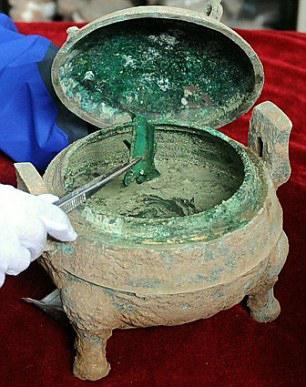 Arheologii chinezi au găsit un vas cu resturi de supă de acum 2.000 de ani